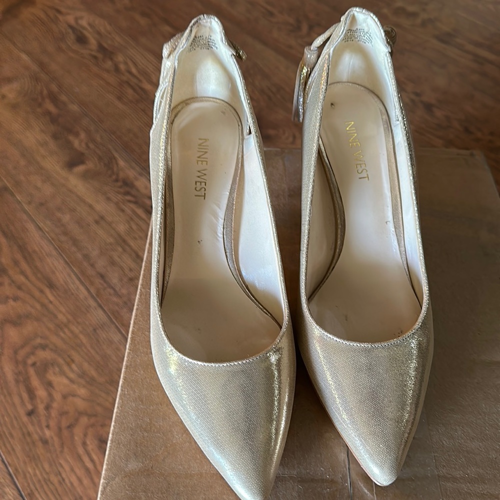 Nine West Modesty Gold Sparkly Bow Tie Tassle Pumps